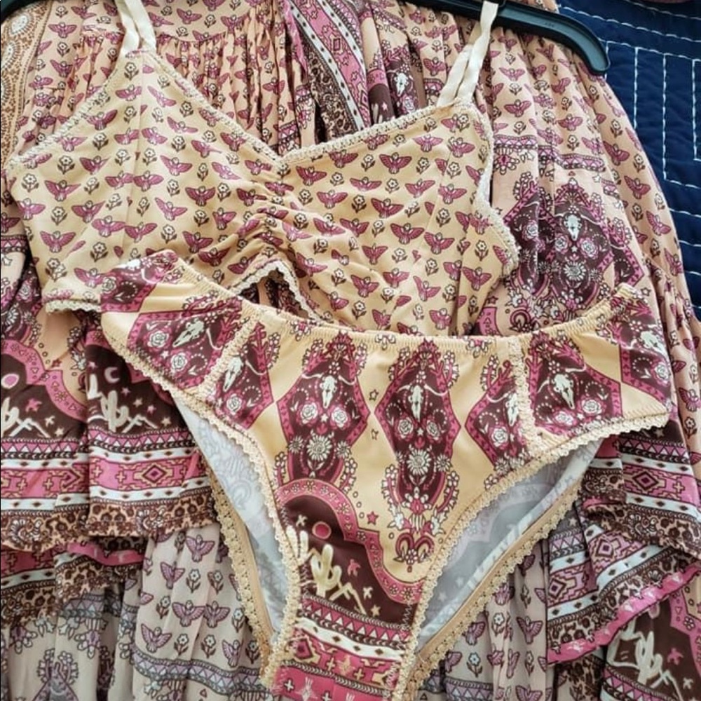 🦄🦄 Selling Sunset Road Brailette Size M